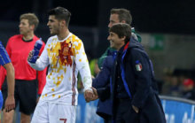 Morata, dando la mano a Conte durante un Espaa-Italia.