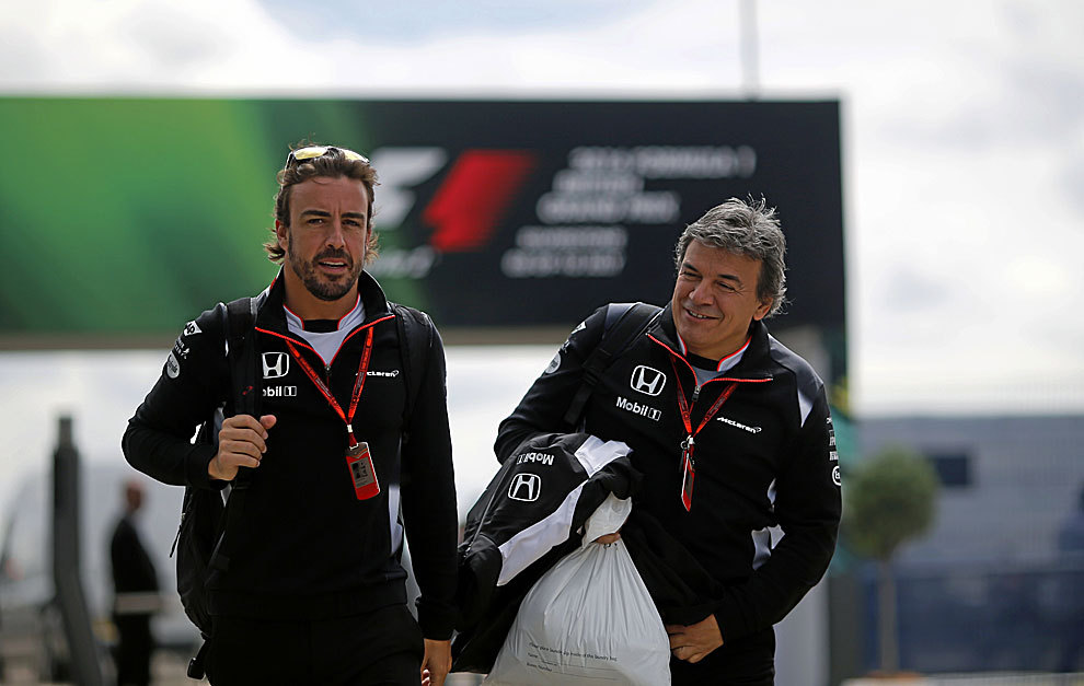 Alonso (35), con Fabri, su &apos;fisio&apos;, en Silverstone.