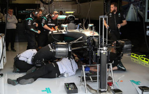 Mecnicos e Mercedes, revisando el monoplaza de Rosberg