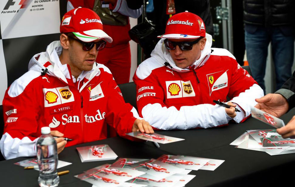 Sebastian Vettel y Kimi Raikkonen firmando autgrafos en el GP de...