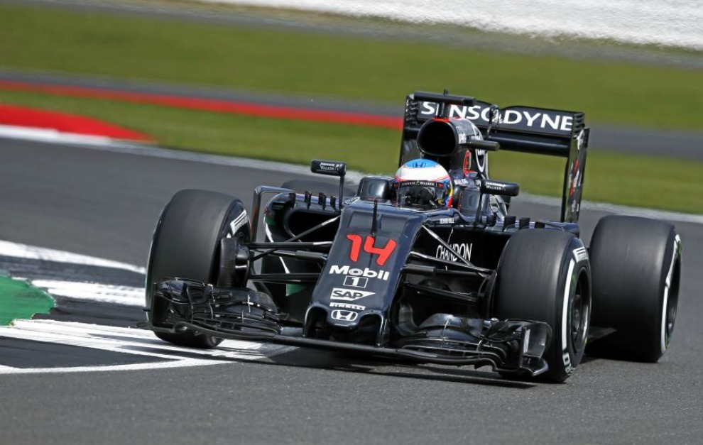 Fernando Alonso, sobre el McLaren Honda, hoy en Silverstone.