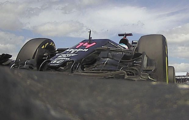 El McLaren de Alonso, pasando por una curva de Silverstone