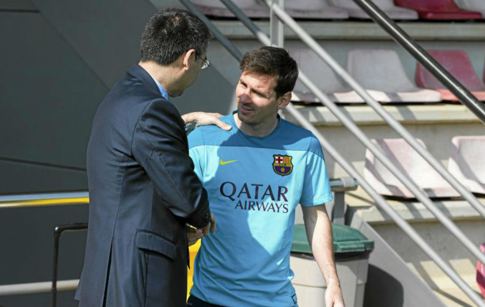 Bartomeu saluda a Leo Messi antes de un entrenamiento.
