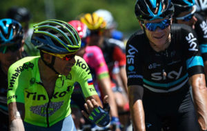 Alberto Contador charla con Chris Froome durante la etapa.