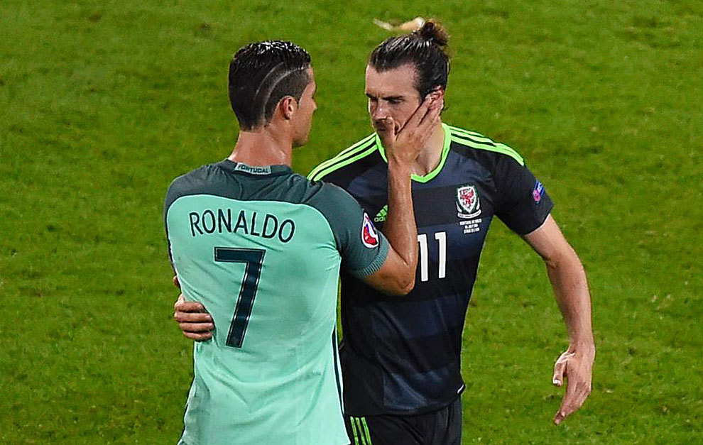 Cristiano Ronaldo consuela a Bale tras la derrota de Gales en...