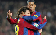 Ronaldinho abraza a Messi en una imagen de archivo de 2008