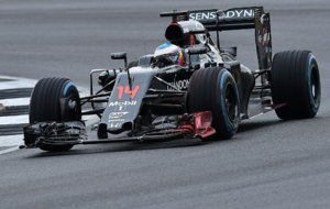 Alonso pilota su McLaren durante la tercera sesin de entrenamientos...