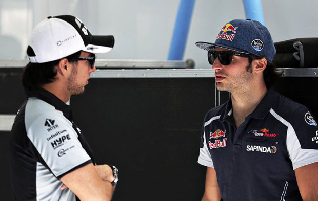 Checo Prez conversa con Sainz durante el transcurso del pasado GP de...