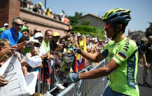 Alberto Contador firma autgrafos en la salida de la etapa del...