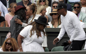 Beyonce y su pareja Jay Z saludando a la familia de Serena Williams