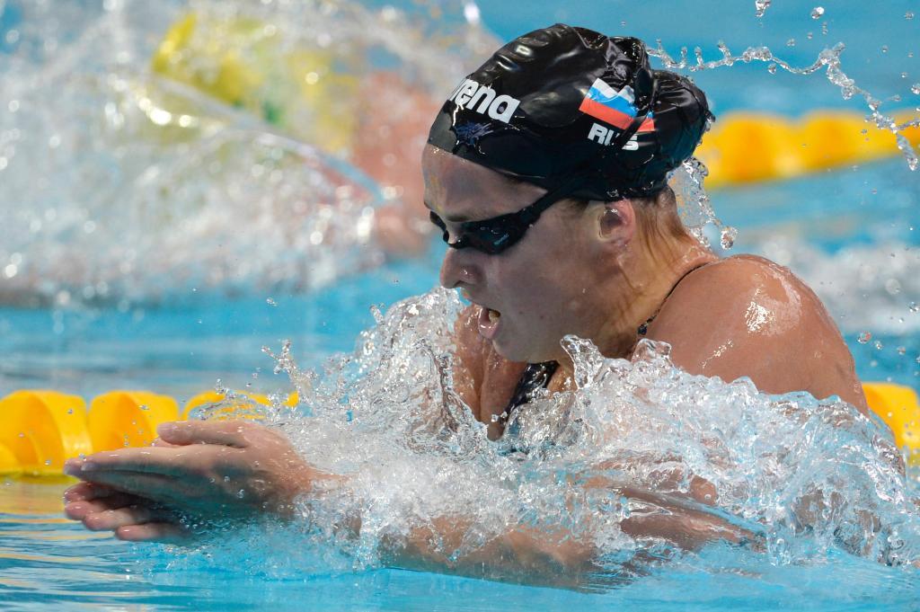 Vitalina Simonova nadando los 200m brazas en el mundial de 2015