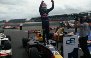 Gasly celebra su triunfo sobre su coche en Silverstone