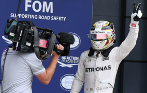 Hamilton celebra la pole lograda en el circuito de casa