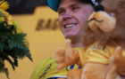 Chris Froome, en el podio como nuevo lder del Tour.