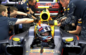 Verstappen se prepara en su box en el circuito de Silverstone