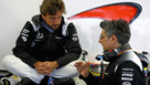 Alonso habla con uno de sus ingenieros en el box de McLaren.