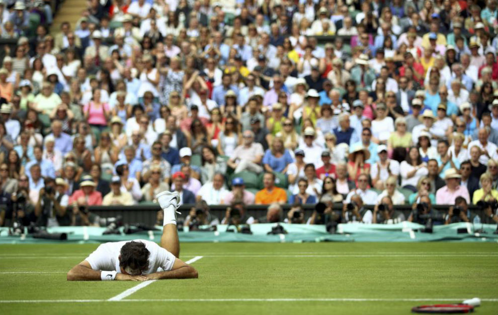 Federer cae sobre el csped de Wimbledon en el partido del viernes...