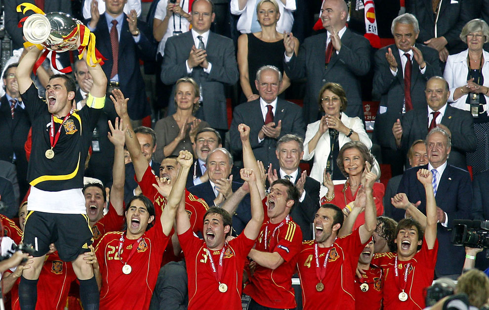 Casillas levantando la copa de campeones de Europa en 2008