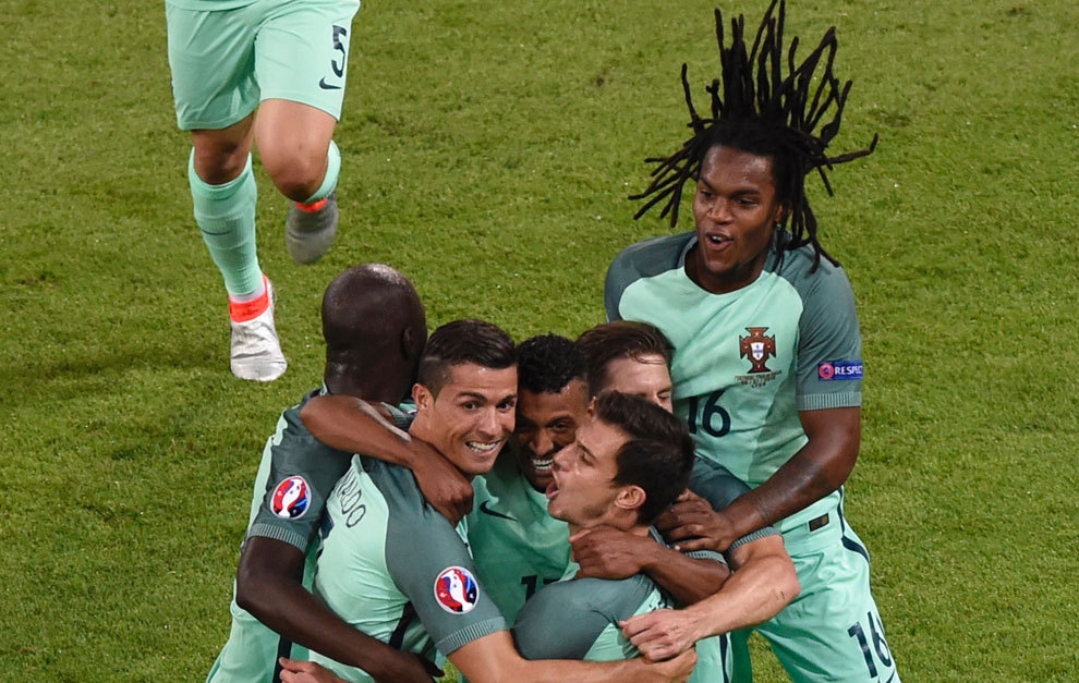 Los jugadores portugueses celebran un gol en la semifinal de la Euro...
