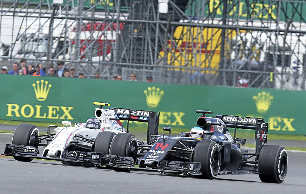 Alonso lucha con el Williams de Valtteri Bottas.