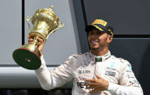 Lewis Hamilton recoge su trofeo en Silverstone