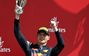 Verstappen celebra el podium logrado en Silverstone