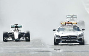 El 'Safety Car' inicia el GP de Gran Bretaa en...