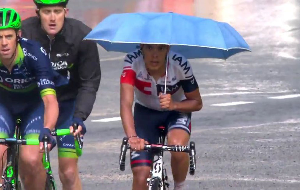 marea Velas Inspirar Tour de Francia: ¡Ciclistas con paraguas en el diluvio universal de  Andorra! | Marca.com