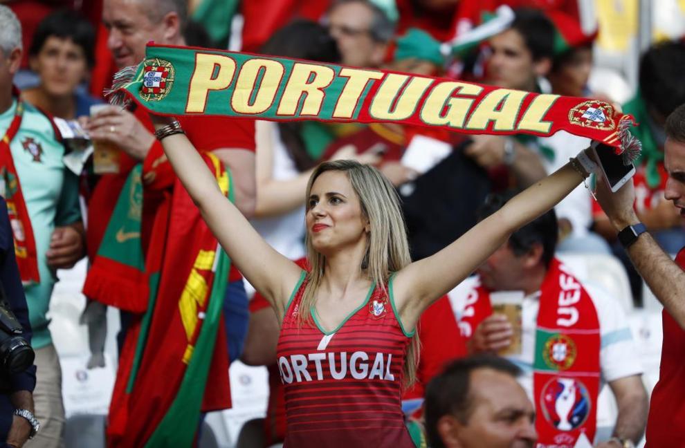 Una aficionada portuguesa, animando a los suyos en Pars