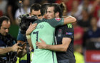 Cristiano y Bale se abrazan tras el Gales-Portugal de semifinales.