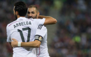 Arbeloa abraza a Benzema.