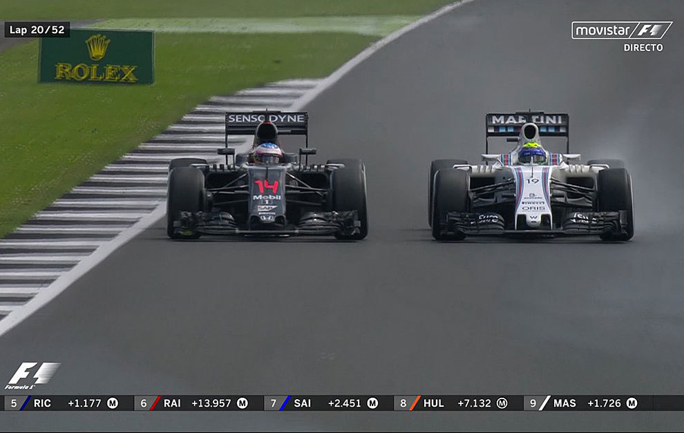 Alonso intenta adelantar a Massa en la vuelta 20.