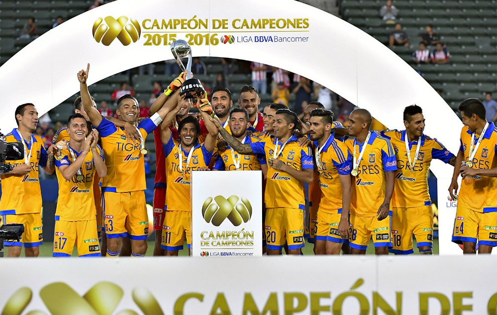 La plantilla de Tigres, con el trofeo Campen de de Campeones.
