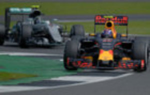 Max Verstappen, por delante de Rosberg en el circuito de Silverstone