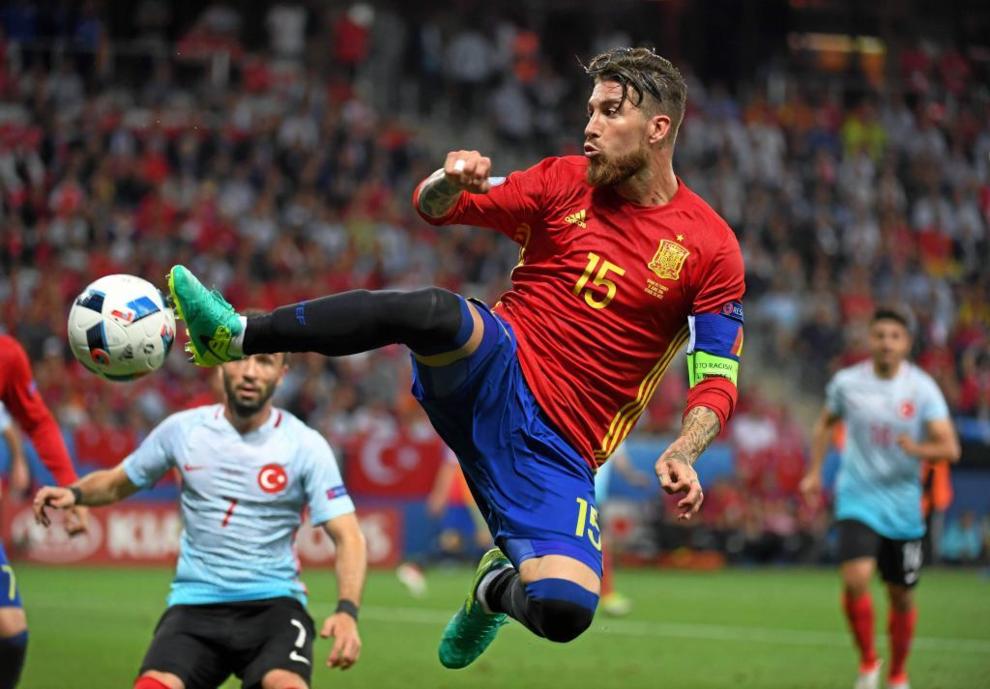 Sergio Ramos despeja un baln en el partido de la fase de grupos ante...