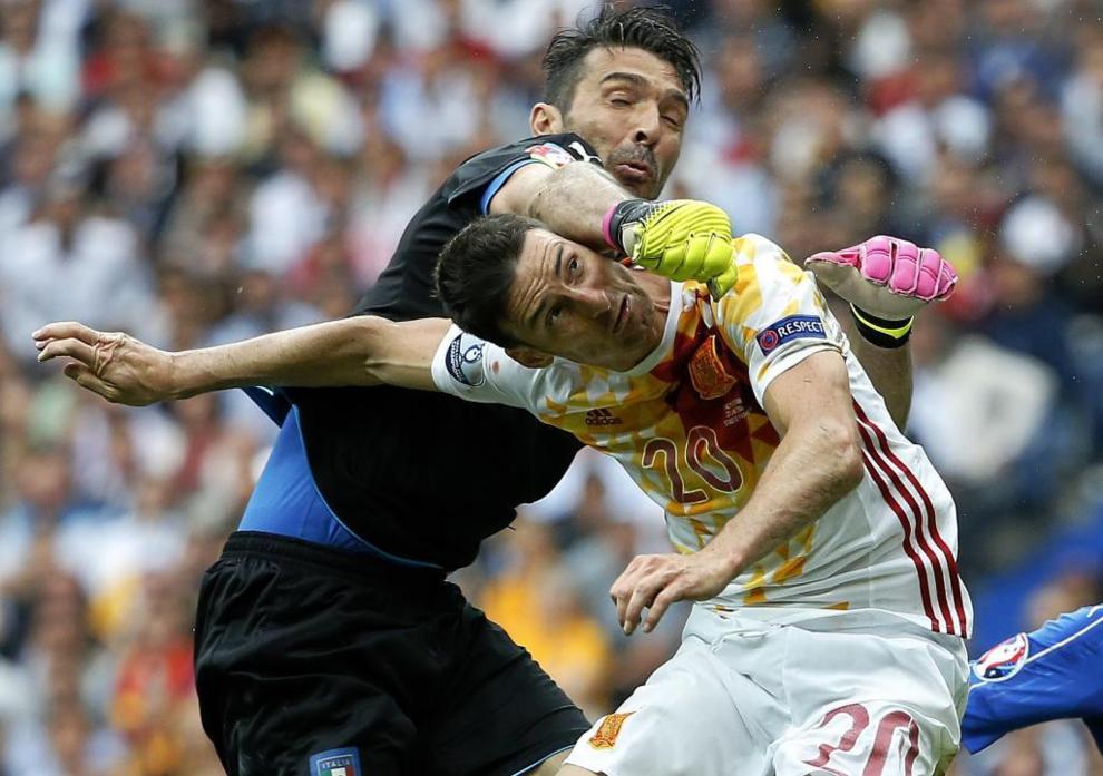 Gianluigi Buffon despeja un baln ante Aduriz en el encuentro de...
