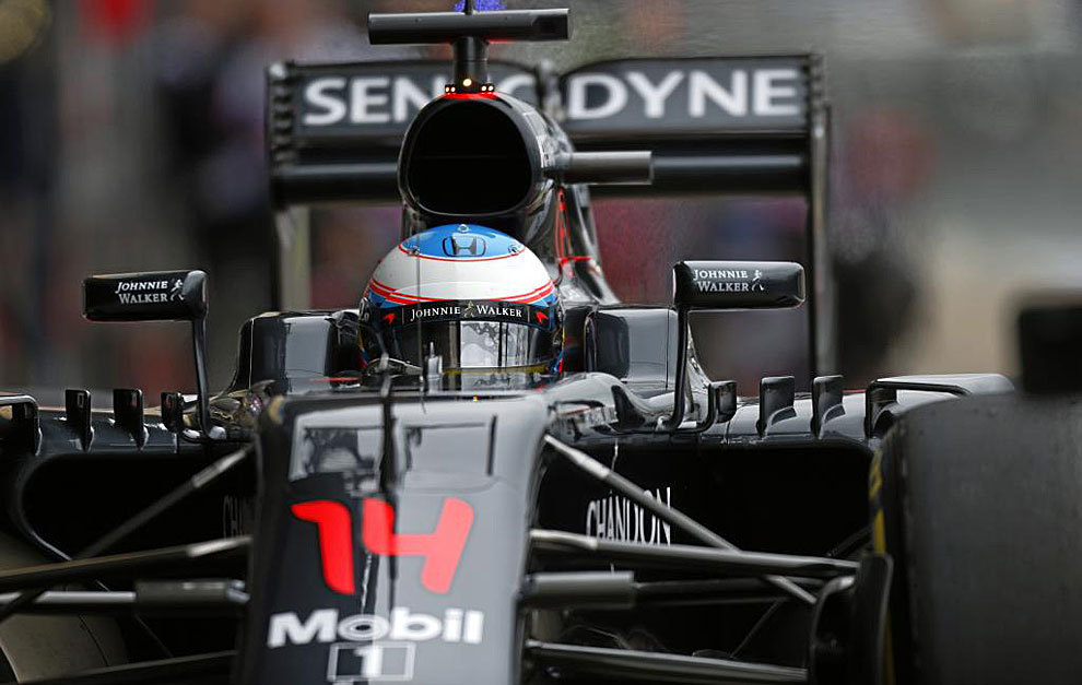 Alonso pilota su McLaren Honda en Silverstone.