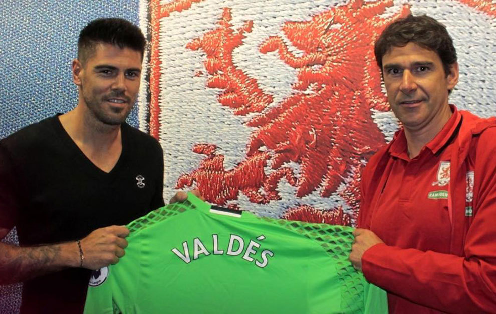 Vctor Valds posa con Karanka y la camiseta del Middlesbrough.