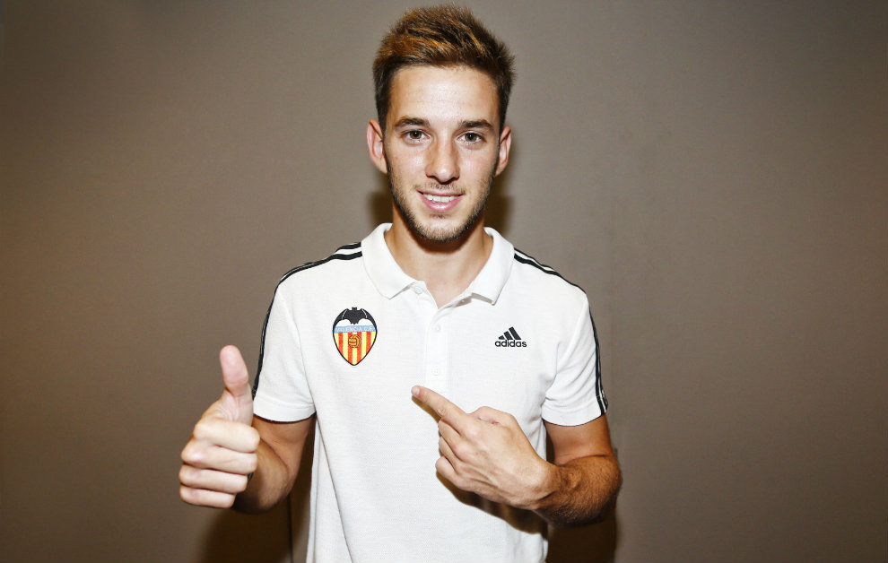 lvaro Medrn (22) se seala el escudo del Valencia.
