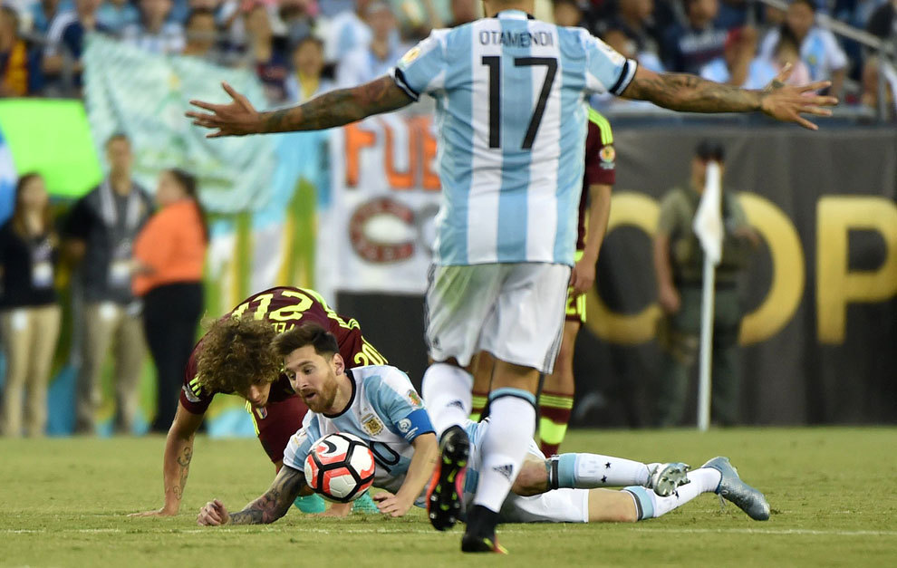 Nelson Almeida | Feltscher y Messi en la disputa de un baln en la...