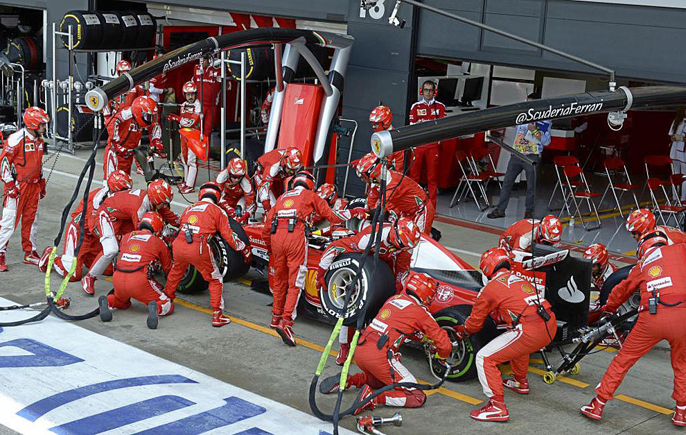 Ferrari realiza un cambio de ruedas en el Gran Premio de Gran...