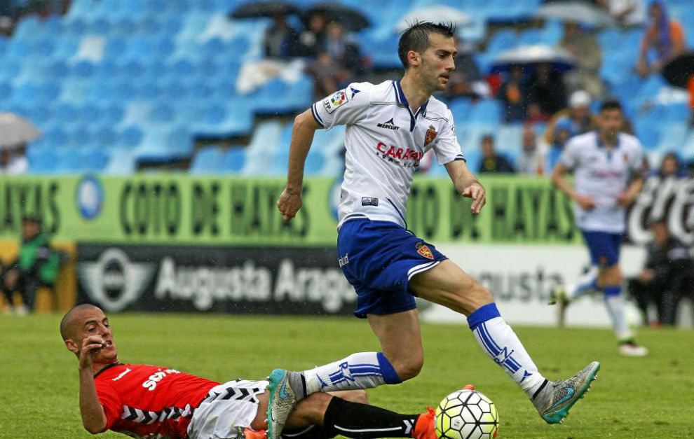 Manu Lanzarote durante un partido con el Real Zaragoza.