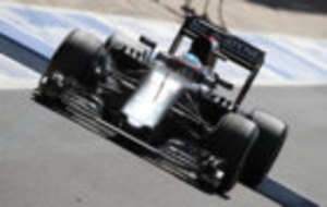 Alonso pilota su MP4-31 en Silverstone.