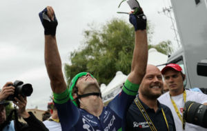 Michael Matthews celebrando su triunfo de etapa en el Tour.