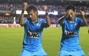 Ganso y Neymar celebran un gol en su etapa en el Santos.