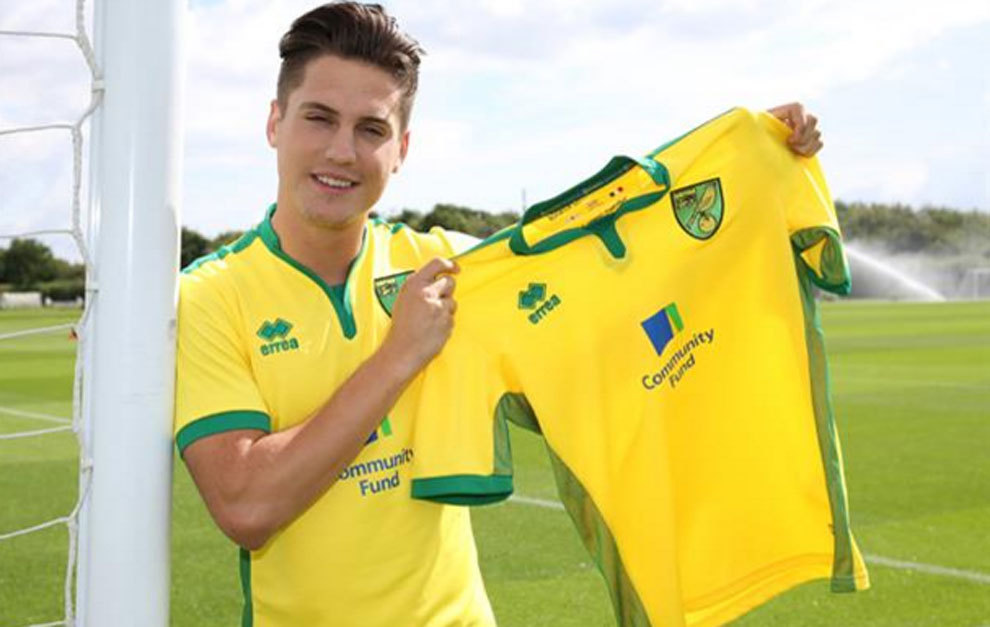 Sergi Cans posa con la camiseta del Norwich City.