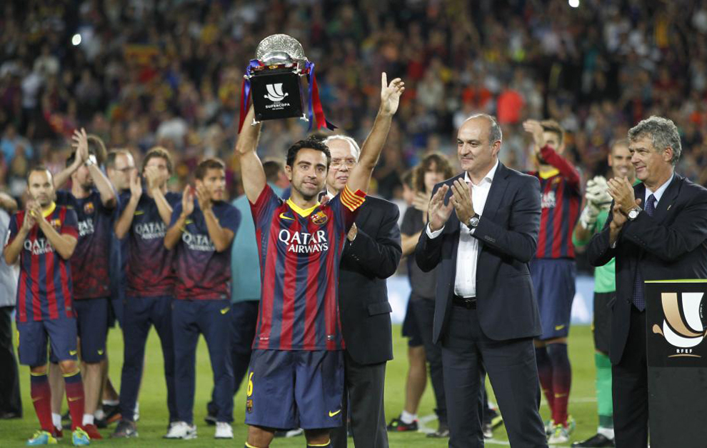 Xavi levanta la ltima Supercopa de Espaa del Barcelona.
