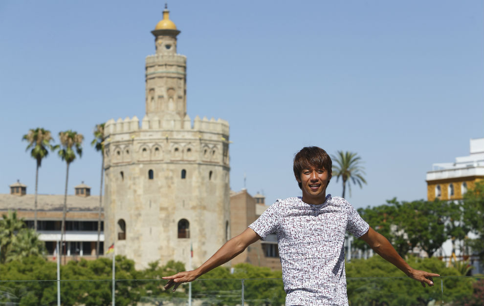 Kiyotake posa delante de la Torre del Oro.