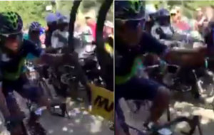 Momento en el que Nairo Quintana se agarra a la moto de asistencia