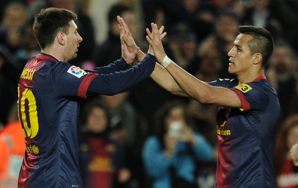 Messi celebra un gol con Alexis durante su etapa en el Barcelona.